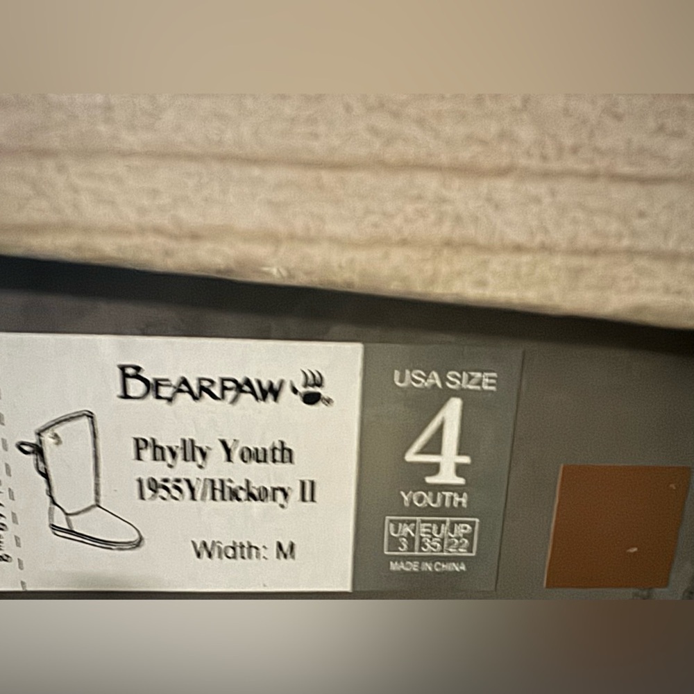 Bearpaw Phylly Youth Winter Boots -
Size 4 - Picture 8 of 8